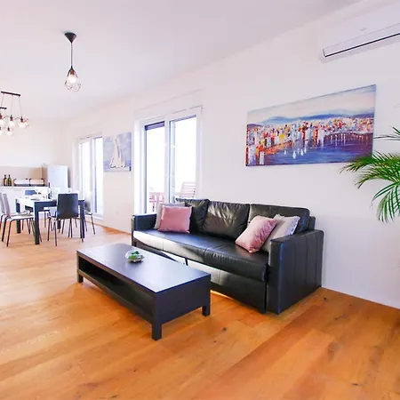 Superb Penthouse In Apartment *